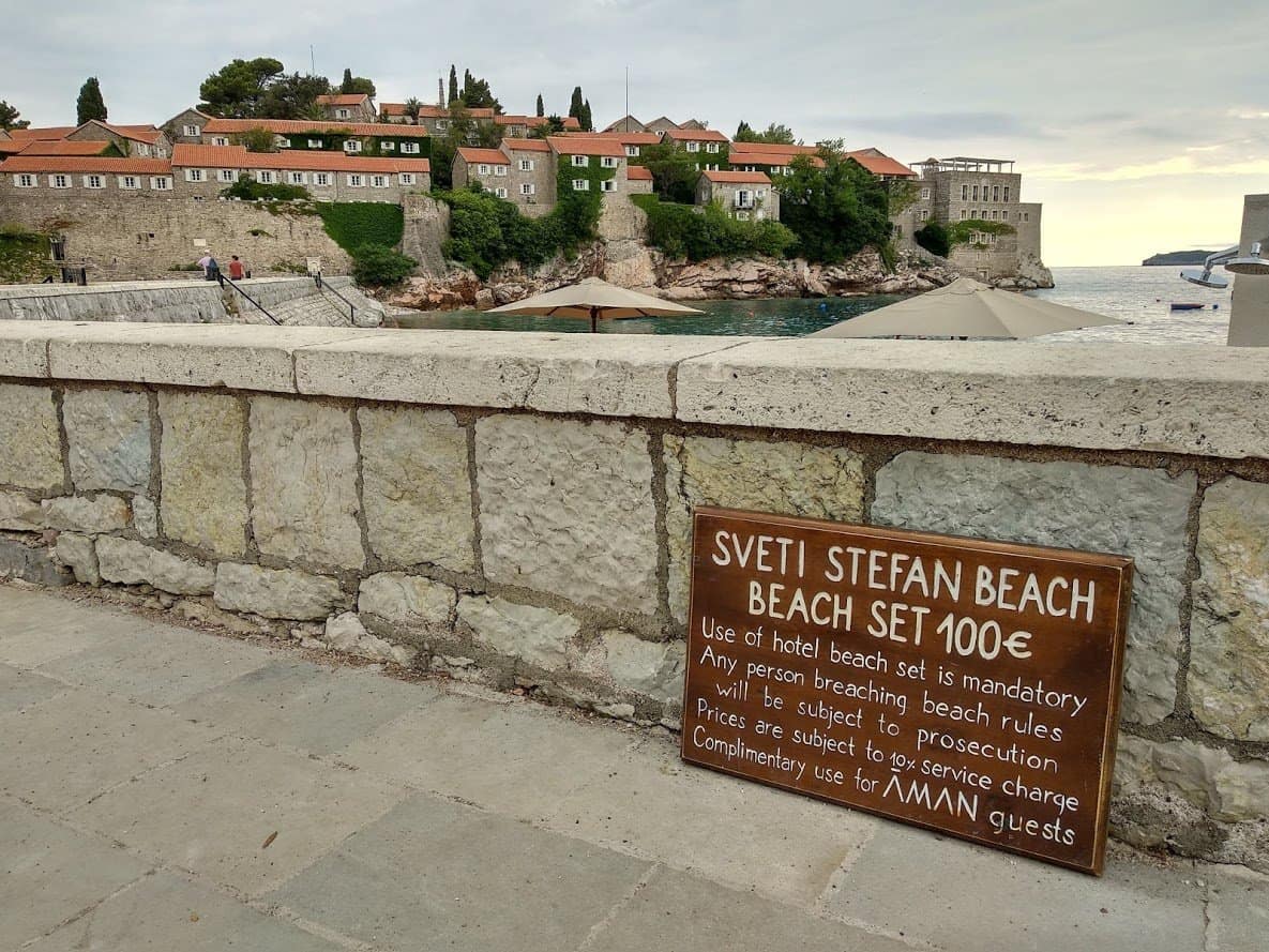 Платный пляж в Святом Стефане