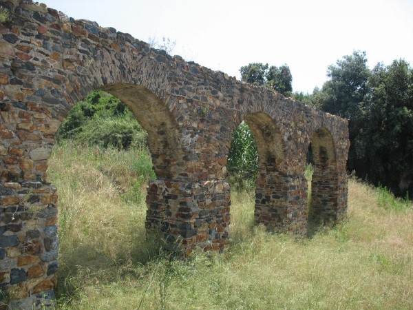 Руины римского акведука