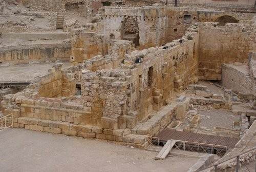 Руины римского амфитеатра