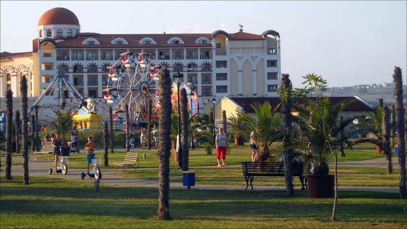 Парк перед отелем Riu Helios Bay