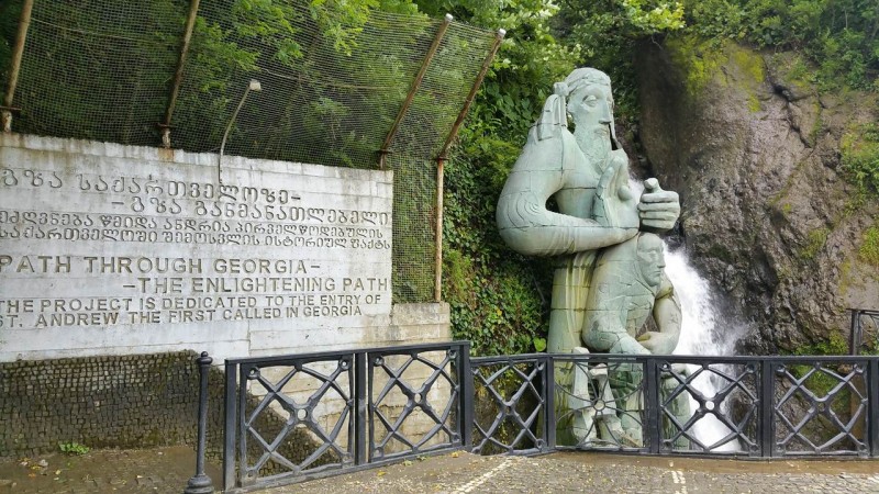 Памятник Андрею Первозванному и водопад