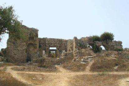 Руины древнего дворца епископа и базилика