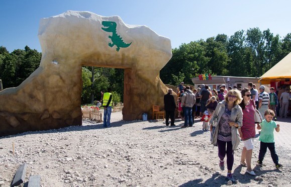 Вход в парк динозавров