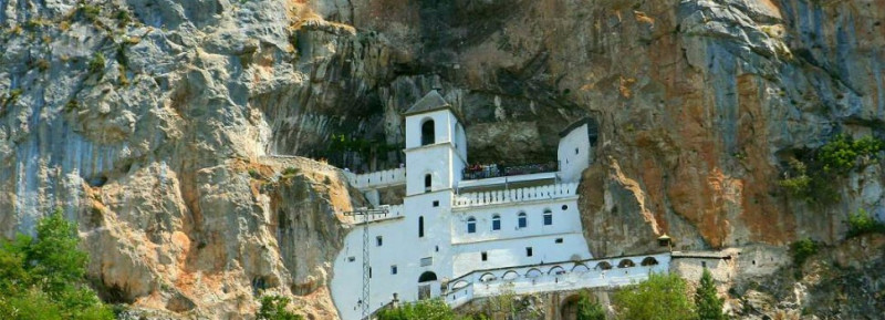 Вид на монастырь в скале