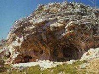 Пещера Петралона
