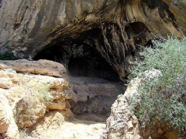 Древняя пещера Караин
