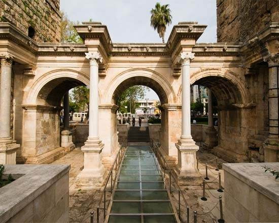 Античные ворота Адриана