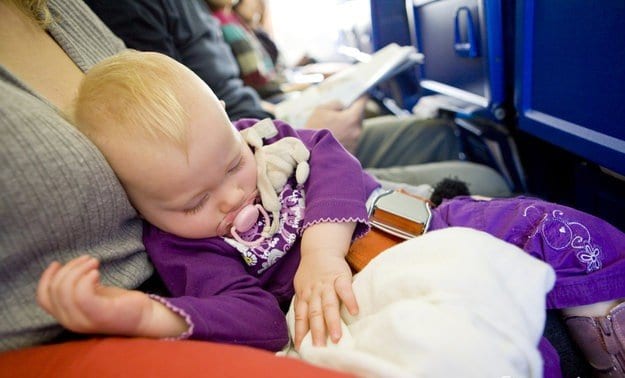 Малыш в самолете