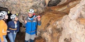 Экскурсовод о особенностях пещеры