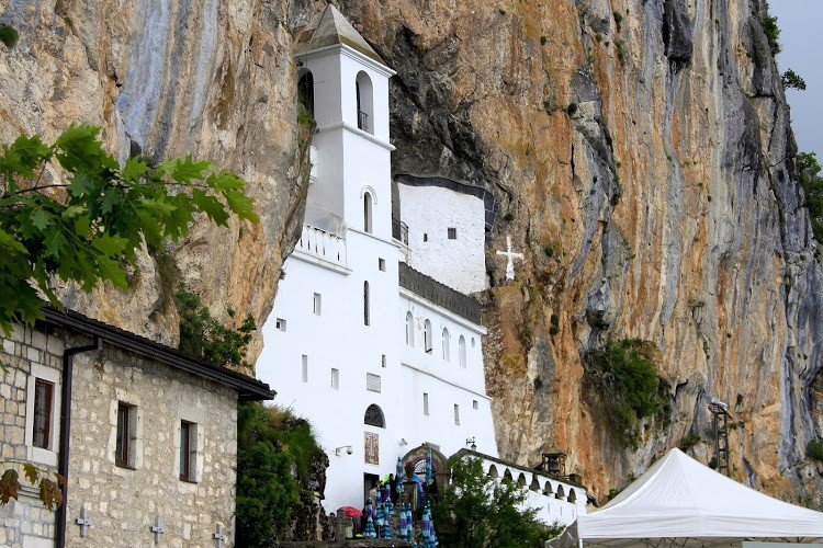 Монастырь в скале