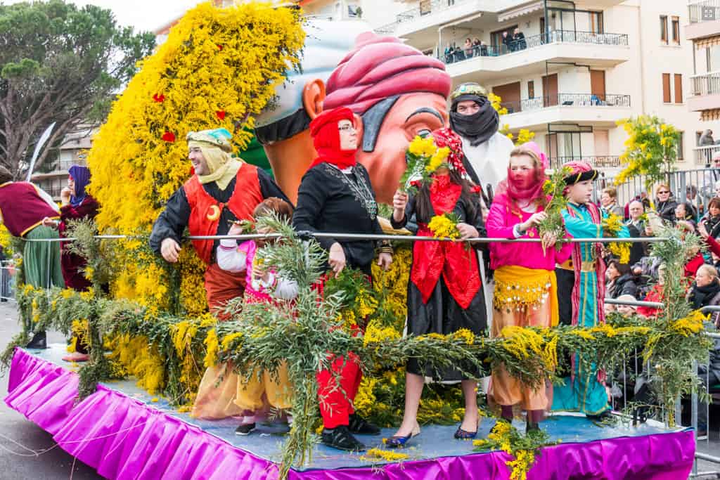 Парад на празднике мимозы в Черногории
