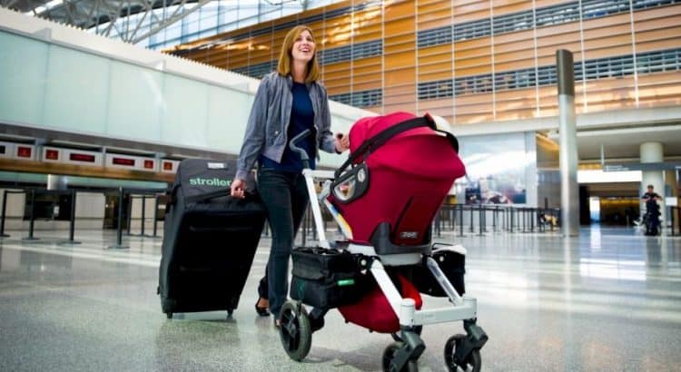 Женщина с детской коляской в аэропорту