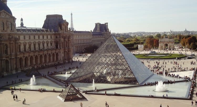 Здания музея Лувра в Париже