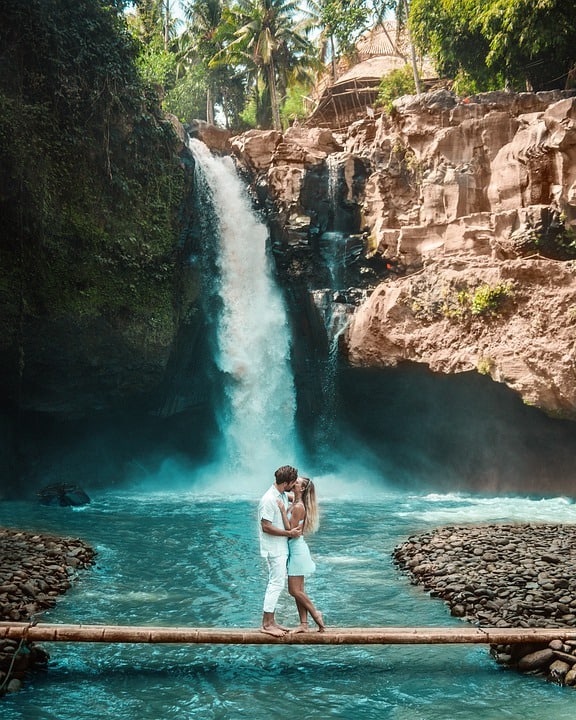 Пара на фоне водопада в Бали